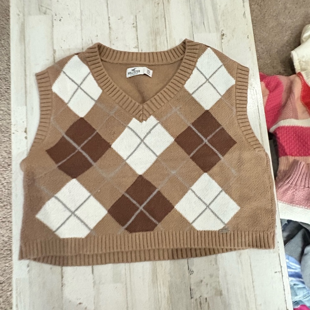 Hollister Brown and White V-Neck Argyle Sweater